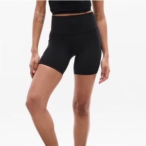 Athleta Salutation Stash High Rise 7"
Short - Women’s Medium